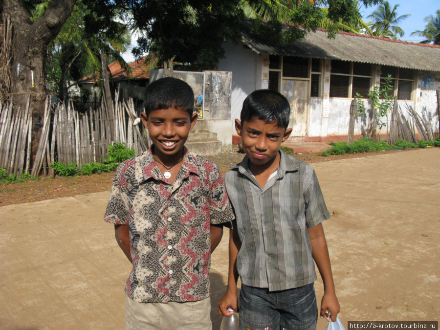 Шри-ланкийцы, взрослые и дети, вот они такие Шри-Ланка