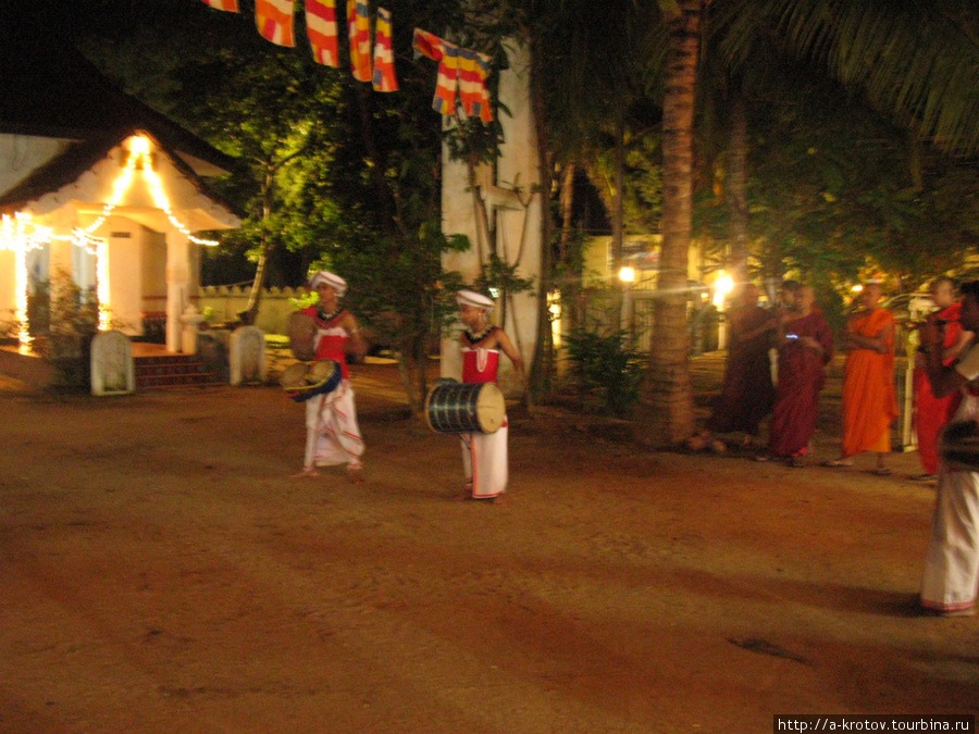 В процессе ночного танца Анурадхапура, Шри-Ланка