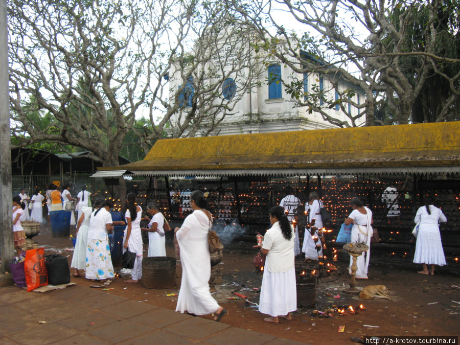 В центре Священного города паломники возжигают свечки Анурадхапура, Шри-Ланка