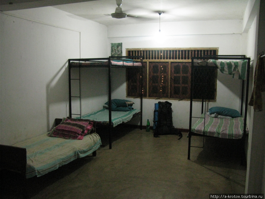 Комната, для проживания монахов (куда поселили меня) Анурадхапура, Шри-Ланка