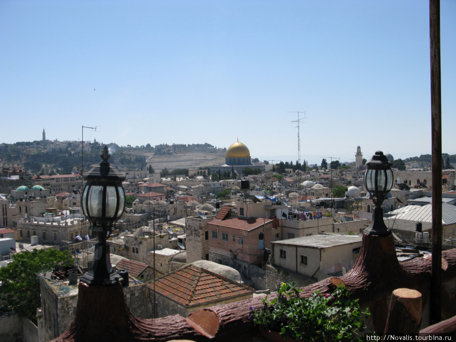 Вид с крыши нашего отеля на Иерусалим Иерусалим, Израиль