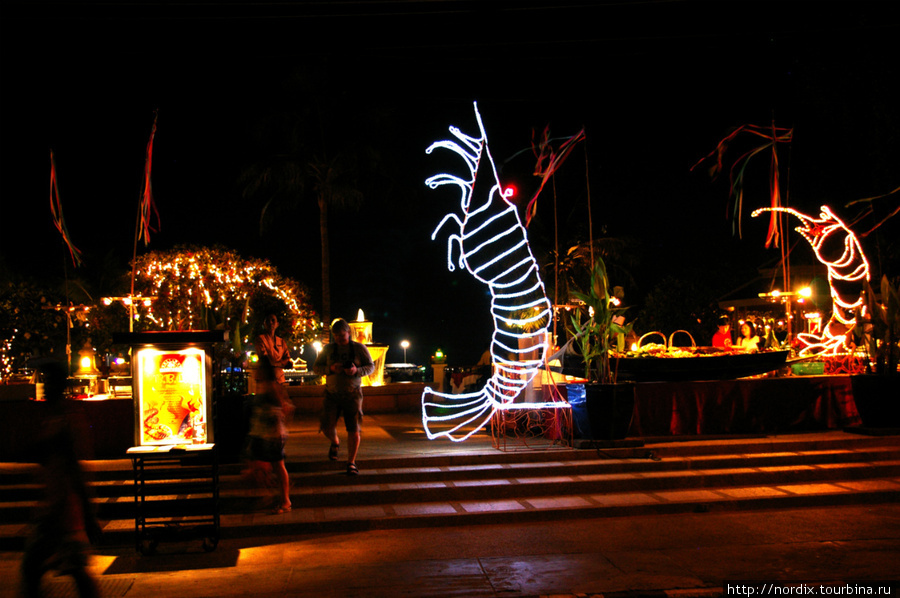 Бар Креветка привлекает туристов не только морепродуктами... Паттайя, Таиланд