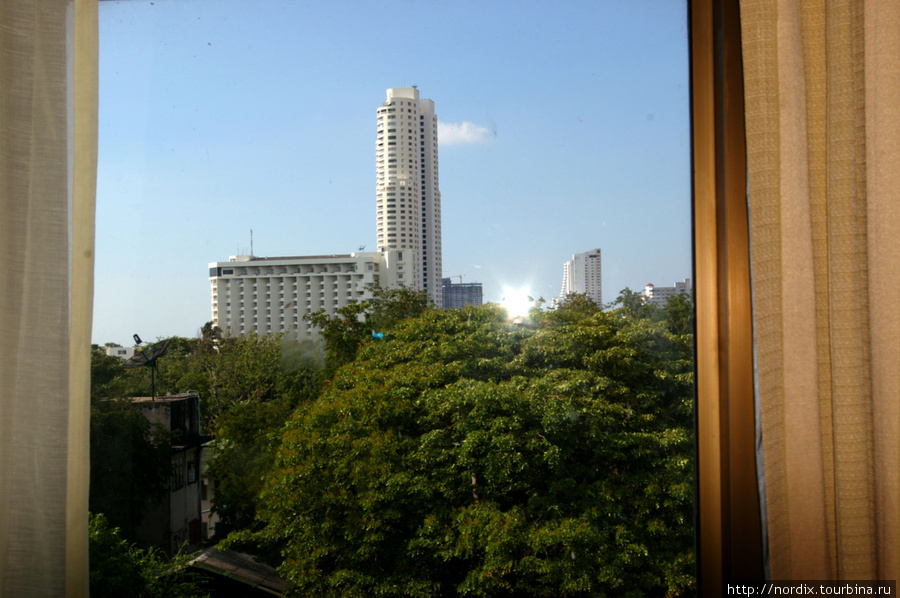 Вид из окна номера в отеле (повезло,попадаются глухие стены) Паттайя, Таиланд