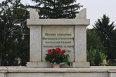Братская могила советских воинов была без труда найдена, скромная корзинка из роз украсит её на некоторое время.