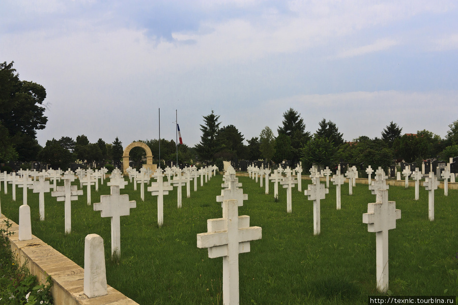 Но самые бедные из всех — солдаты двух мировых войн, павшие в боях в этих местах. Захоронение французских солдат, погибших на Первой мировой войне. Зайечар, Сербия