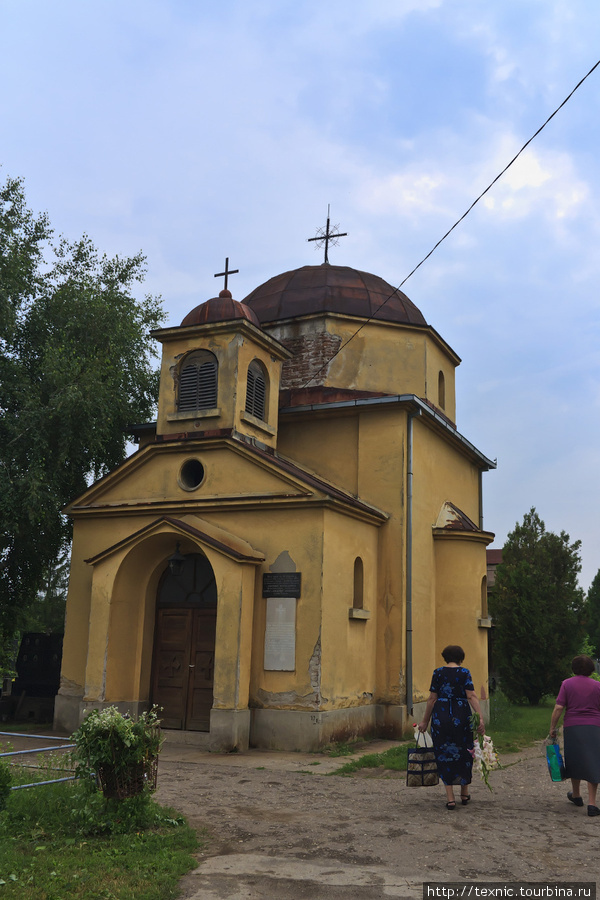 На кладбище есть небольшая церковь. Зайечар, Сербия