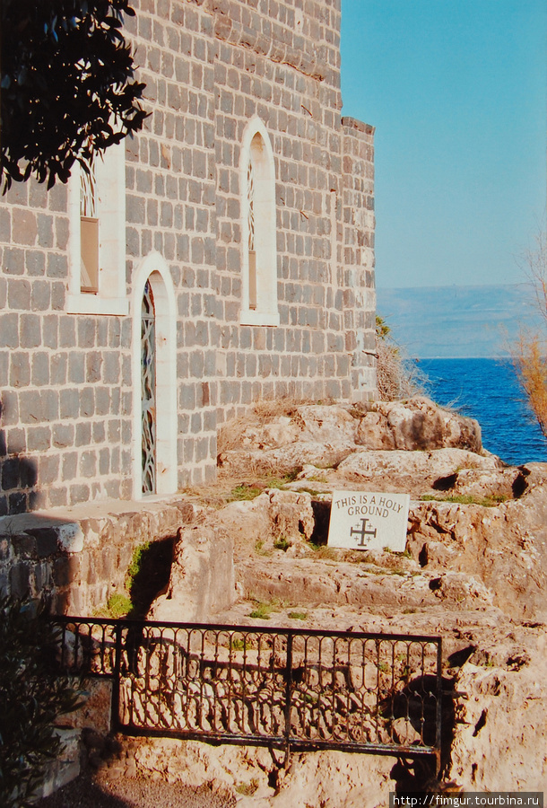 Таба.Эта часовня стоит на берегу Кинерета на месте часовни Первосвятительства Св.Петра.Тут произошло третье явление Христа апостолам.