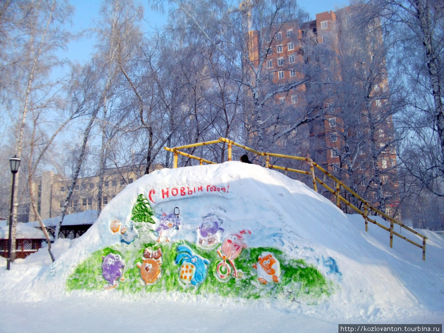 Горка со смешариками в Березовой роще. Новосибирск, Россия