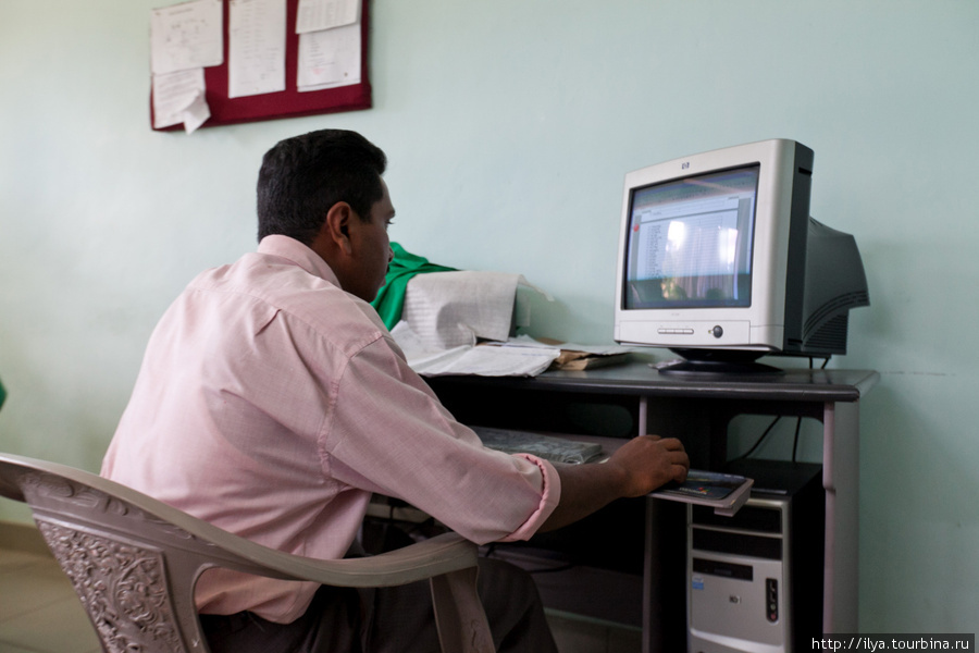 Единственный компьютер на всю больницу стоит в кабинете главврача. Южная провинция, Шри-Ланка
