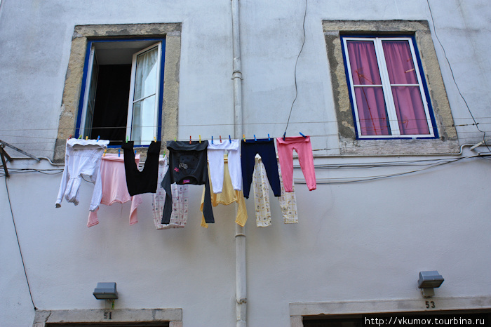 Привычка вывешивать бельё на балконе или в окне смотрится довольно странно, если учесть, что находишься всё ещё в Европе )) Лиссабон, Португалия
