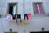 Привычка вывешивать бельё на балконе или в окне смотрится довольно странно, если учесть, что находишься всё ещё в Европе ))