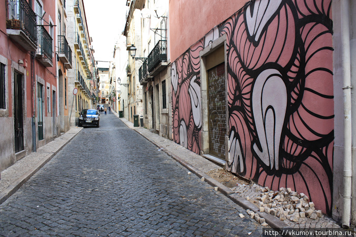 Дома расписаны граффити... Лиссабон, Португалия