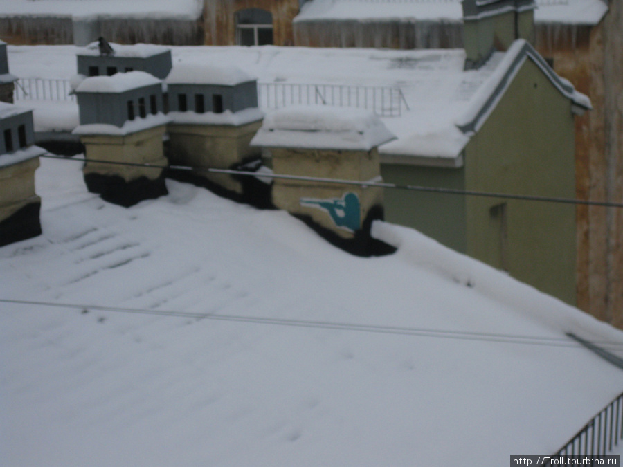 По крышам нынче нужно ходить осторожно: если присмотреться, на крайней правой трубе обосновался снайпер Санкт-Петербург, Россия
