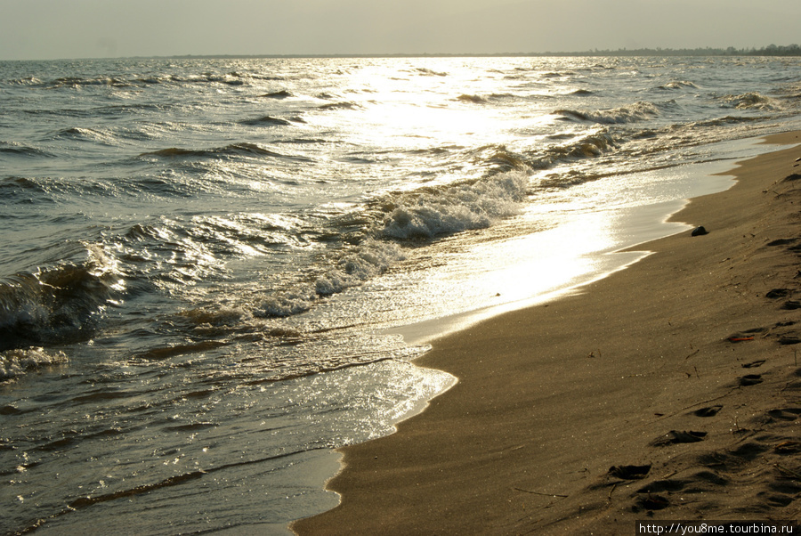 вода, набегающая на песок Бужумбура, Бурунди