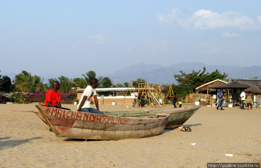 лодка на берегу и горы на горизонте Бужумбура, Бурунди