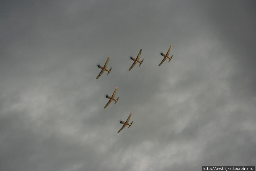 Air-show над бирюзовыми водами Вольфгангзее Санкт-Вольфганг, Австрия