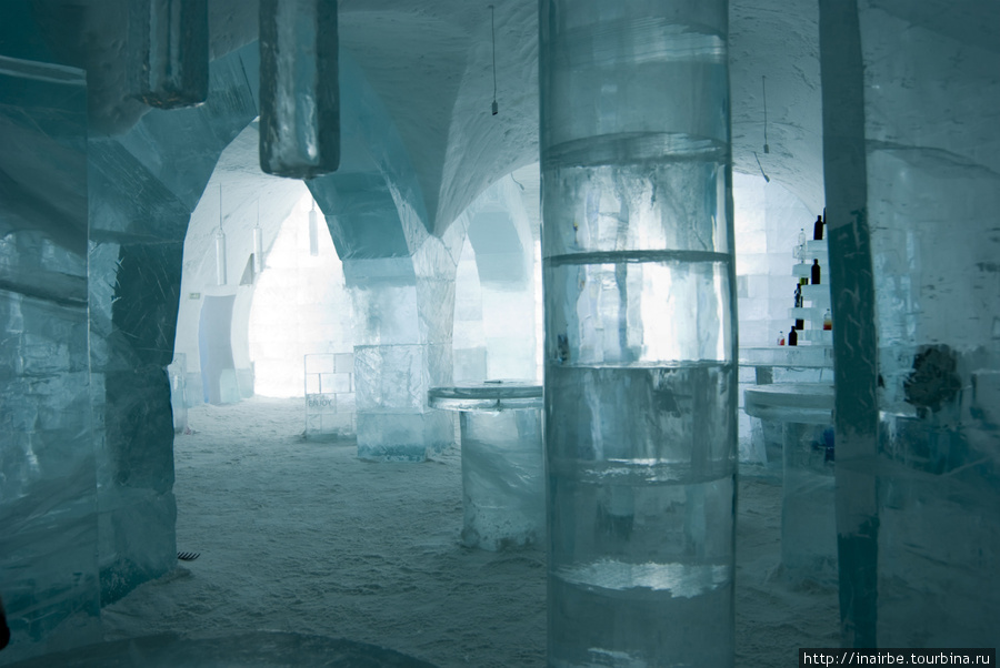 Внутри Ледового бара, можно выпить Absolut из ледяных стопариков. Вентиляция тоже важна в таких помещениях, поэтому в некоторых местах в потолке есть отверстия размером в кулак. Кируна, Швеция