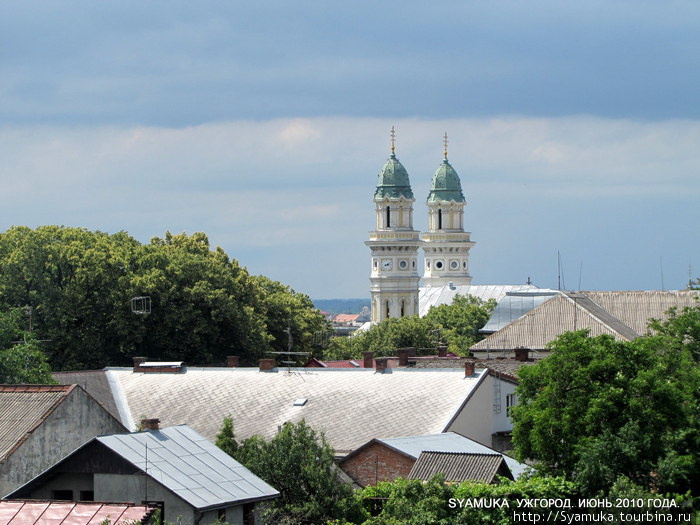 Вид на Крестовоздвиженский собор из окон Краеведческого музея. Ужгород, Украина