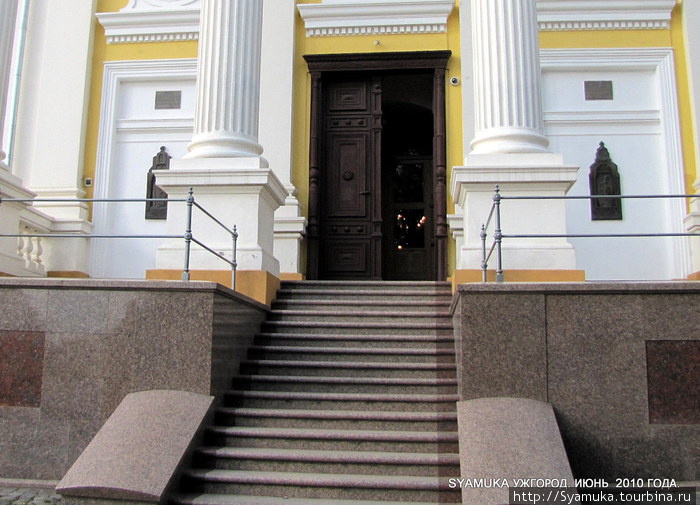 Вход в Крестовоздвиженский собор. Ужгород, Украина