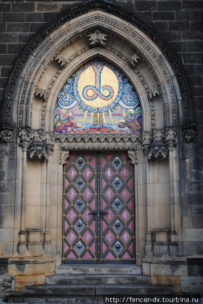 Главный вход в церковь целиком Прага, Чехия