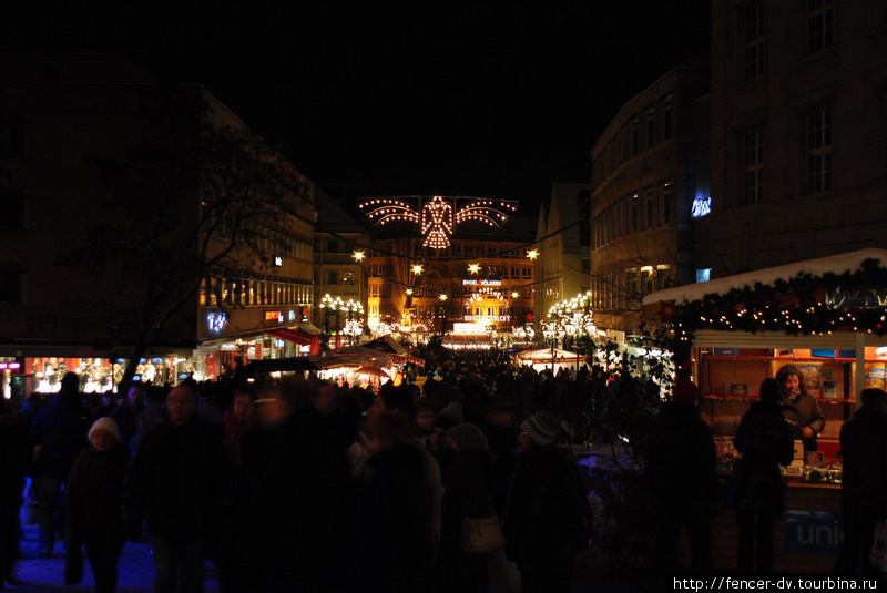 На улицах невероятное количество туристов Нюрнберг, Германия