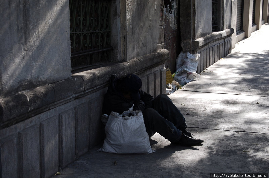 В городе хватает бездомных и одиноких. Мехико, Мексика
