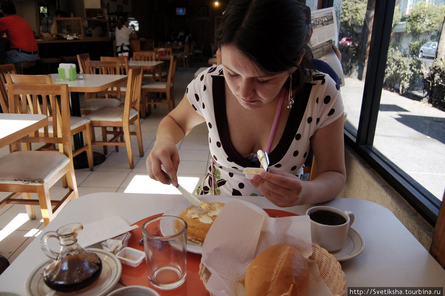 Завтрак в обычной мексиканской кафешке — блины с маслом. Мехико, Мексика