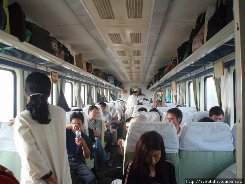 В китай на поезде. Поезд Китай сидячий. Сидячие места а поезде в Китае. Автобус в Китае внутри. Общий вагон в поезде в Китае.