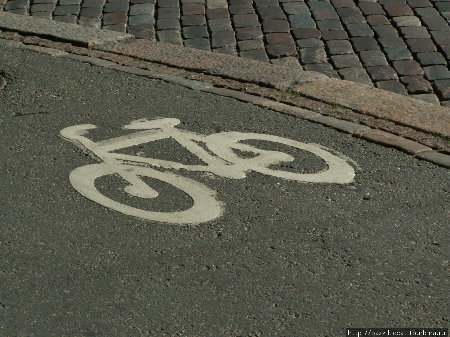 Чёткое разделение — велосипедисты тут,пешеходы там... Хельсинки, Финляндия