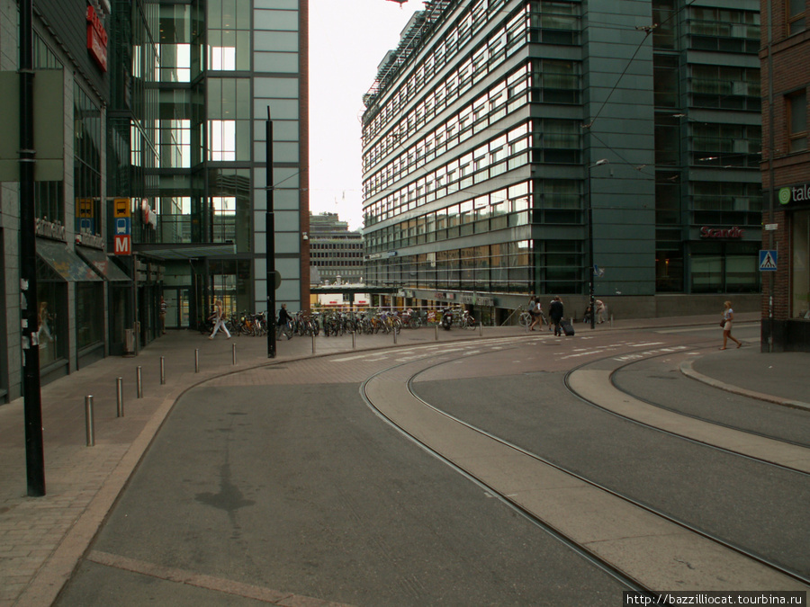 А меж торговыми центрами ууу-зенькие улочки :) Хельсинки, Финляндия