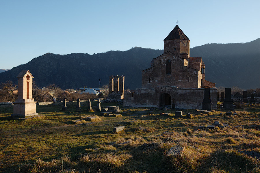 Церковь Одзунского монастыря. Начало строительства относят к VI веку, впоследствие строения многократно реконструировались и достраивались. Армения