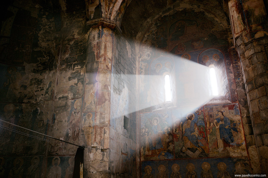 Главный храм монастыря Ахтала. Фрески Ахталы входят в круг византийского искусства комниновского периода. Армения