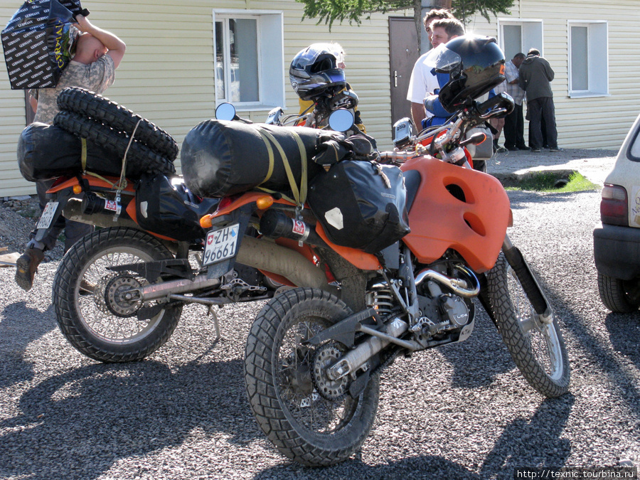 Муж с женой на мотоциклах из Швейцарии Кош-Агач, Россия