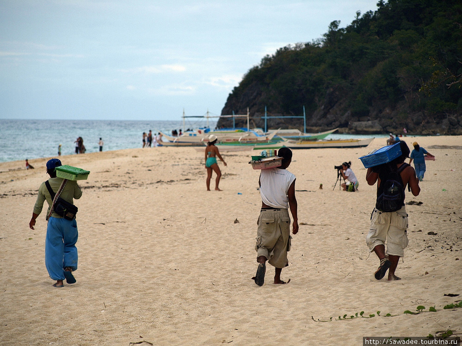 Сборщики ракушек на пляже Пука шелл Остров Боракай, Филиппины