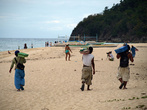 Сборщики ракушек на пляже Пука шелл