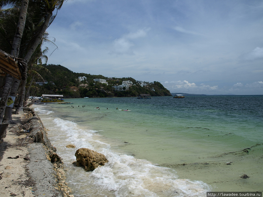 Пляж Булабог. Пристанище кейтеров, высокая волна и грязноватое море. Остров Боракай, Филиппины