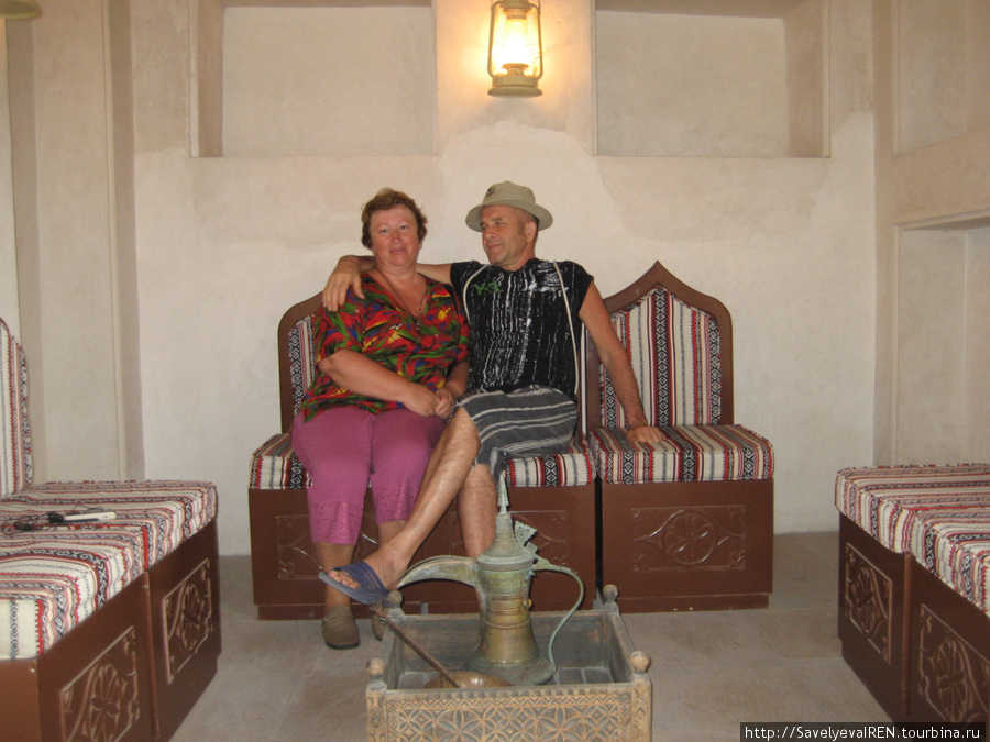 На старинном диване можно сфотографироваться. Дубай, ОАЭ