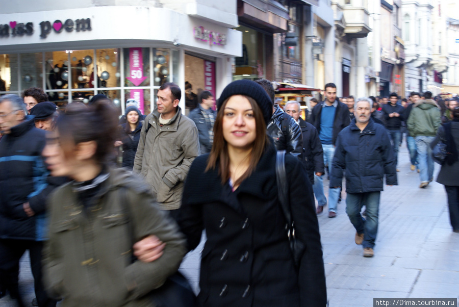 Местный Арбат — улица Истикляль. Здесь полно западных магазинов одежды, баров, кафешек, модно одетых людей... В общем, скука. Стамбул, Турция