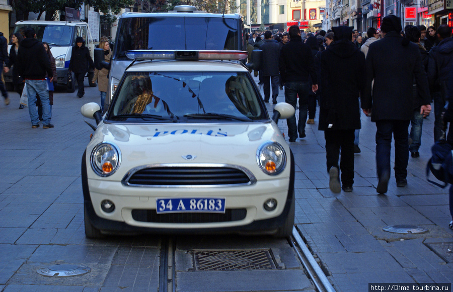 Зато здесь катаются полисмены на модных и стильных автомобилях. Например, на Mini... Стамбул, Турция