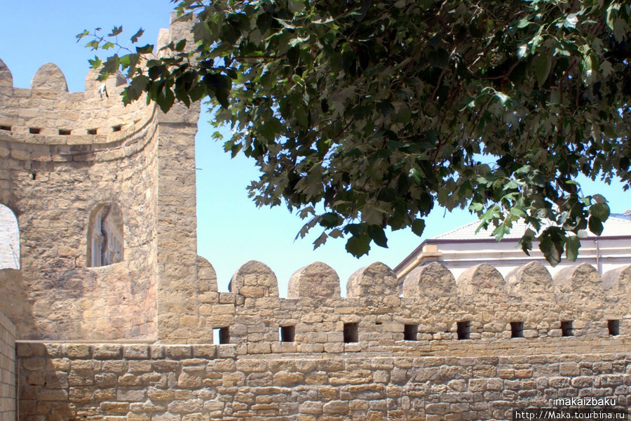 Крепостная стена (опоясывает Ичеришехер, Старый город). Азербайджан