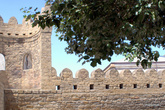 Крепостная стена (опоясывает Ичеришехер, Старый город).