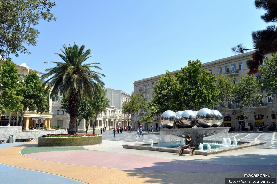 Площадь фонтанов и знаменитая пальма. Азербайджан