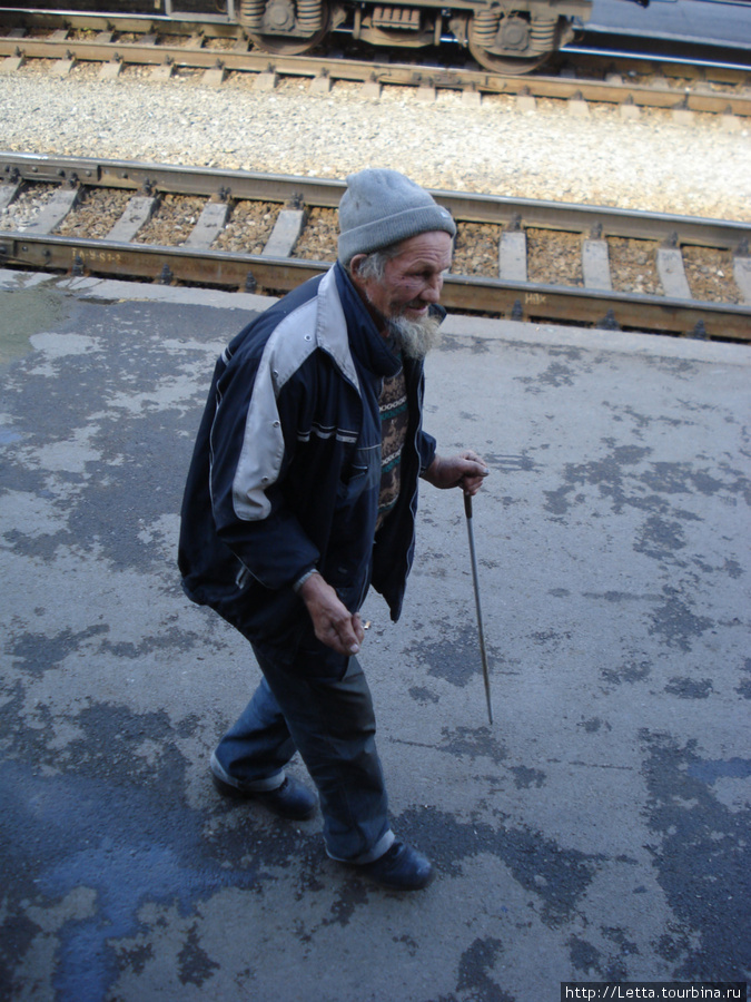 Старичок на пероне вокзала в Перми Россия