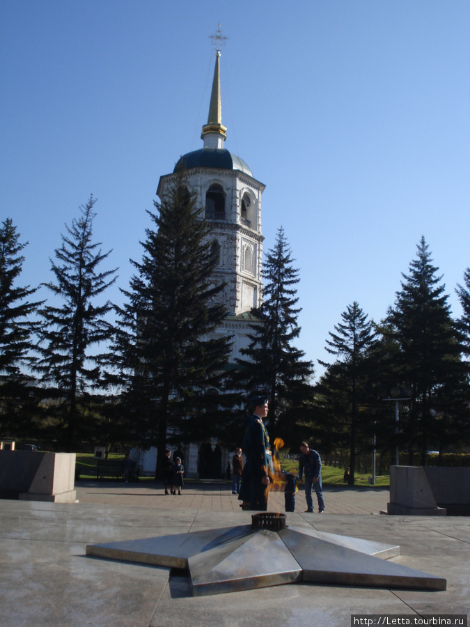 Вечный огонь, церковь и солдатик Иркутск, Россия