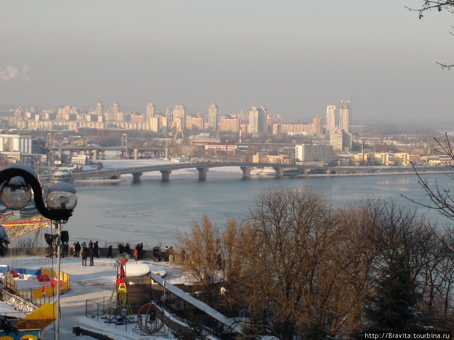 Вид на набережную с высоты Крещатого парка. Киев, Украина