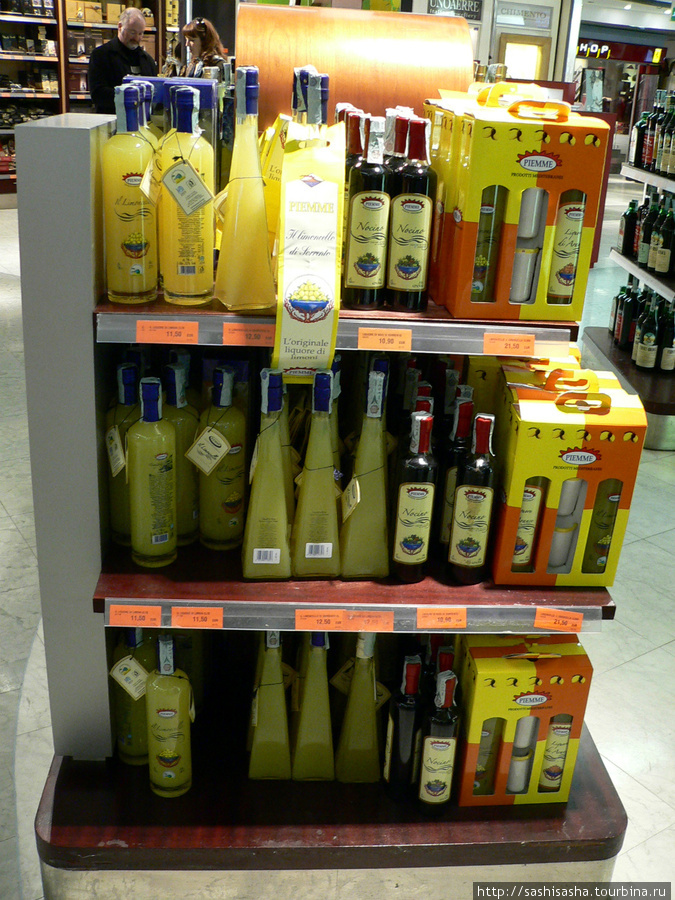 Бутылка в среднем стоит от 8 до 12 евро, подарочный набор с двумя стопками 21евро.