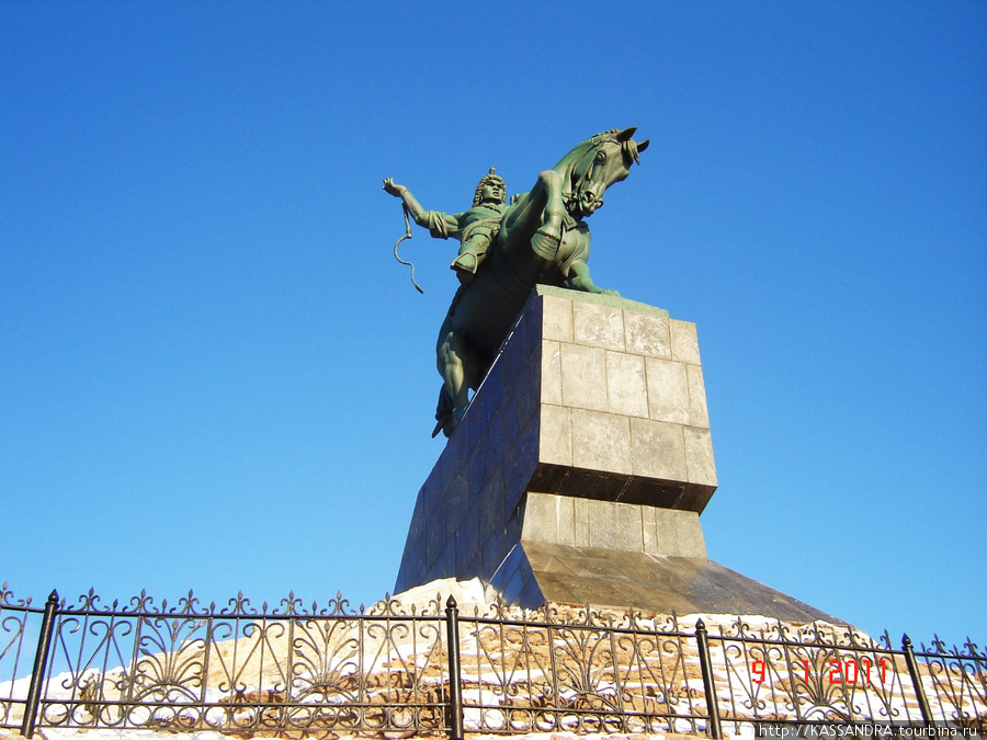 Памятник народному герою