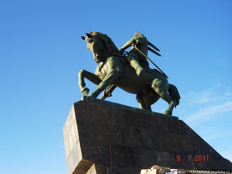 Памятник народному герою