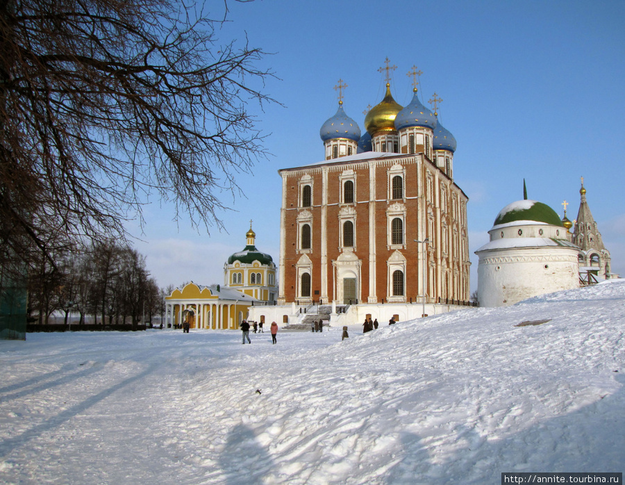 Вид на Христорождественский собор (слева), Успенский собор и Спасский монастырь (справа) с Кремлёвского Вала. Рязань, Россия
