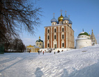 Вид на Христорождественский собор (слева), Успенский собор и Спасский монастырь (справа) с Кремлёвского Вала.